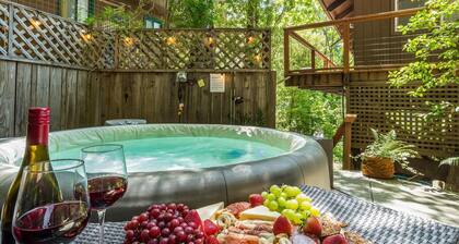 LazyRiver-Perched on the River!FUN Cabin Vibes Meet Modern Comfort! GmRm/HtTb