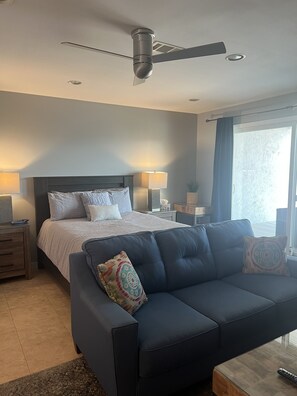 Caja de seguridad en la habitación y tabla de planchar con plancha 