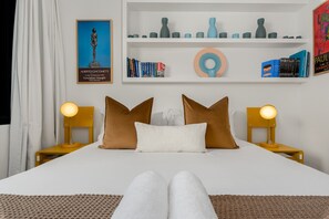 2 bedrooms, iron/ironing board, Internet, bed sheets - Artistic Oasis On Bree Table Mountain Views (Cape Town)