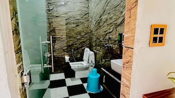 Chalet Luxe | Salle de bain | Baignoire, baignoire relaxante profonde, articles de toilette de luxe