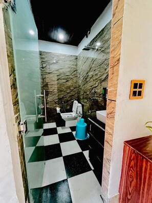 Luxury Chalet | Bathroom | Bathtub, deep-soaking bathtub, designer toiletries, hair dryer