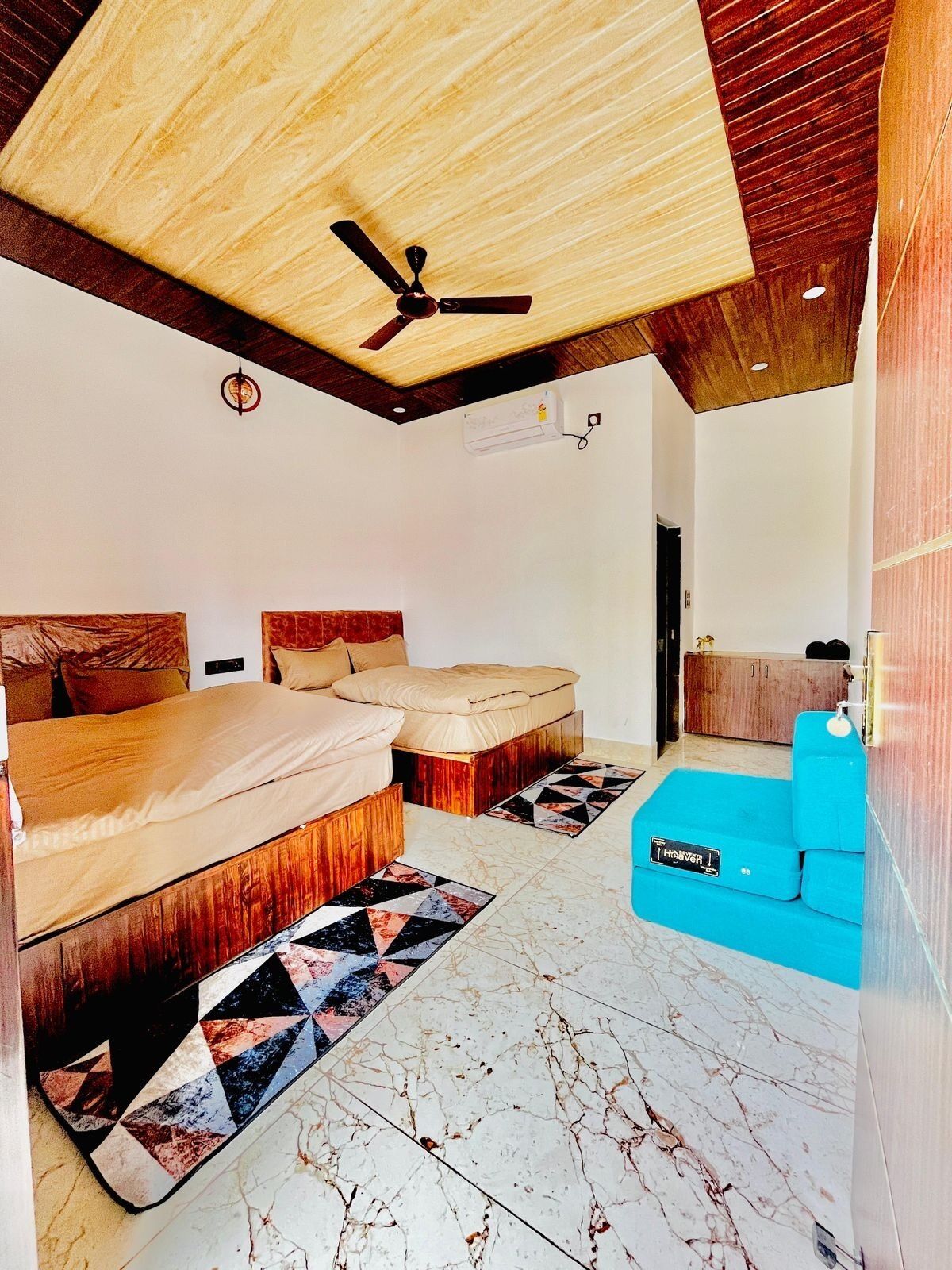 Televisi LED 32-inci dengan saluran TV digital dan foosball