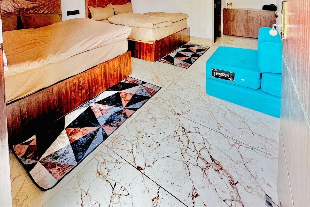 32-Zoll-LED-Fernseher mit Digitalempfang, Tischfußball