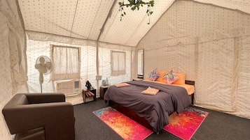 1 bedroom, Egyptian cotton sheets, premium bedding, in-room safe