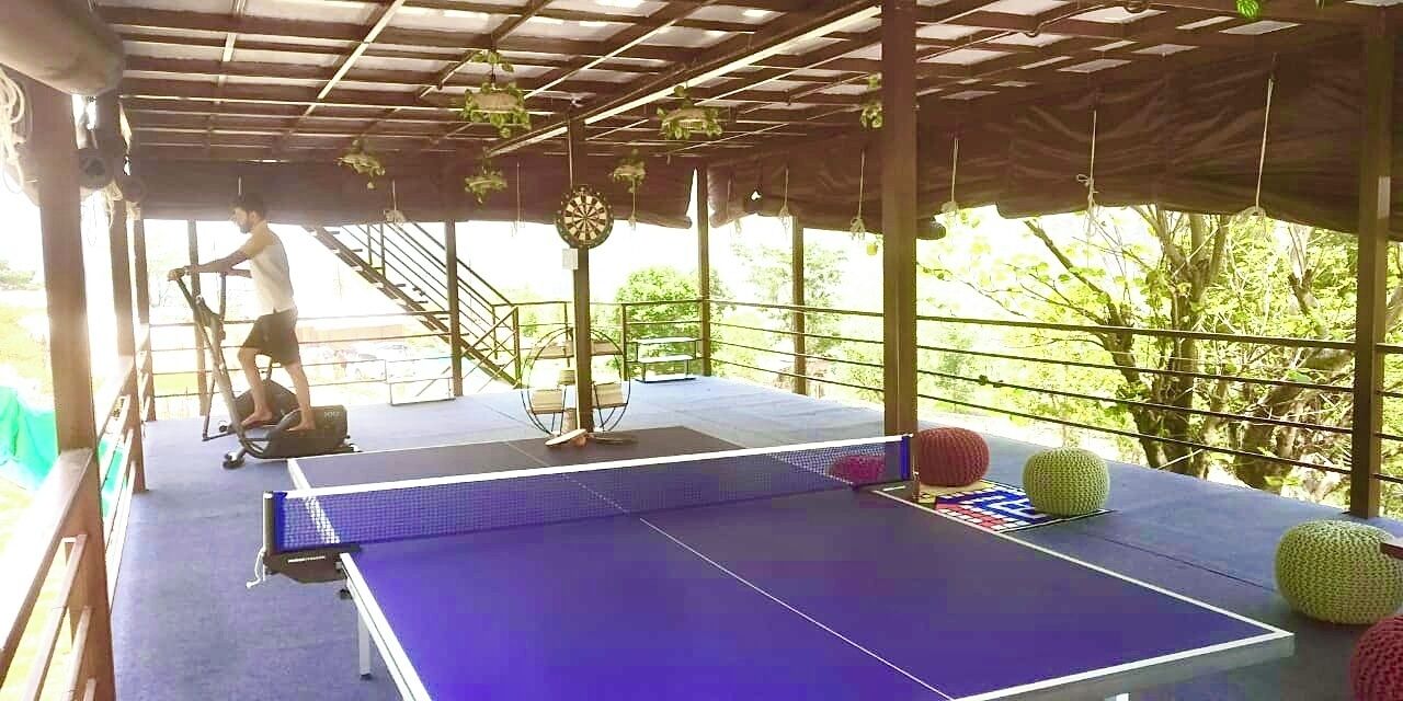 Ein Hallenbadmintonplatz mit Netz, Volantbällen und einem Aufbewahrungsgestell.