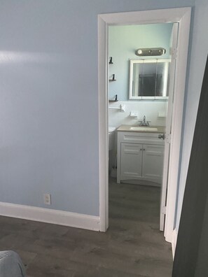 Haartrockner, Handtücher, Seife, Toilettenpapier