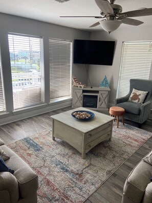 Smart TV, fireplace, stereo