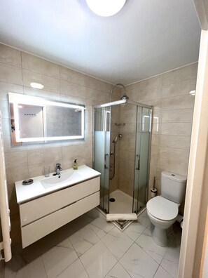 Dusche, Haartrockner, Handtücher, Seife
