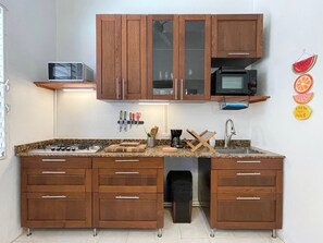 Kühlschrank, Mikrowelle, Herdplatte, Wasserkocher mit Kaffee-/Teezubehör