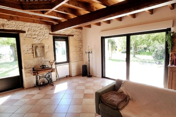 Tenis de mesa, libros y estéreo 