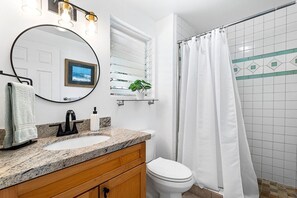 Combined shower/bathtub, hair dryer, towels