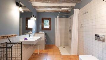 Suihku, hiustenkuivaaja, pyyhkeet, saippua