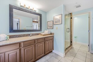 Ensemble douche/baignoire, sĂšche-cheveux, serviettes fournies