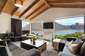 TV - The Alpine - Queenstown Holiday Home (Queenstown)