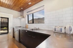 Fridge, microwave, dishwasher, toaster - The Alpine - Queenstown Holiday Home (Queenstown)