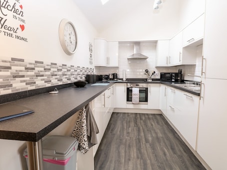 Refrigerador, lavavajillas, tetera eléctrica y tostadora