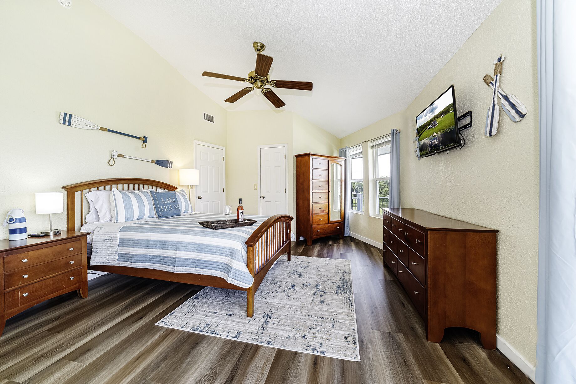 3 habitaciones, escritorio y tabla de planchar con plancha 