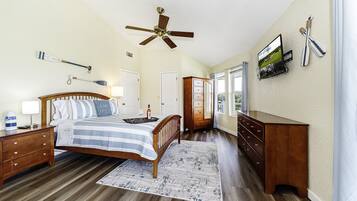 3 habitaciones, escritorio y tabla de planchar con plancha