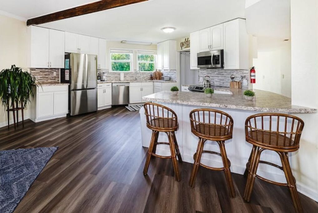 Jääkaappi, mikroaaltouuni, uuni, liesi