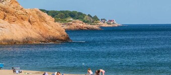 Beach Getaway in Manchester-by-the-Sea • Walk to Village, Train + Singing Beach!
