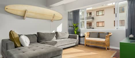 Grand-Apartment | Wohnbereich | 50-Zoll-Flachbildfernseher mit Kabelempfang, Fernseher