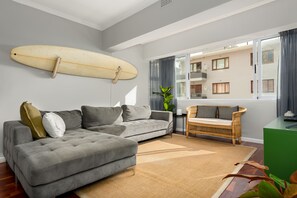 Grand-Apartment | Wohnbereich | 50-Zoll-Flachbildfernseher mit Kabelempfang, Fernseher