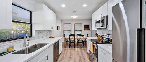 Jääkaappi, mikroaaltouuni, uuni, liesi