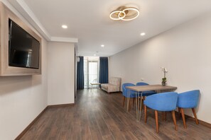 Minibar, coffres-forts dans les chambres, fer et planche à repasser