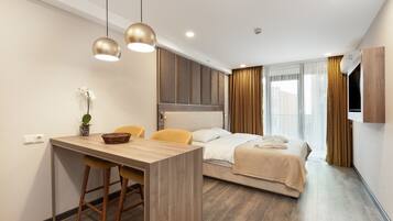 Standard Studio, 1 Queen Bed, Non Smoking | Minibar, in-room safe, iron/ironing board, free WiFi