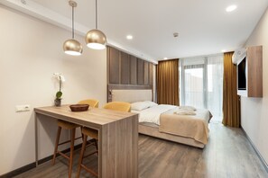 標準開放式客房, 1 張加大雙人床, 非吸煙房 | 迷你吧、房內夾萬、熨斗/熨衫板、免費 Wi-Fi