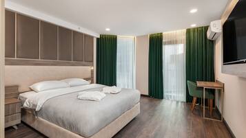 Deluxe Studio | Minibar, in-room safe, iron/ironing board, free WiFi