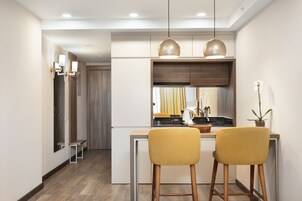 Standard Studio, 1 Queen Bed, Non Smoking | Minibar, in-room safe, iron/ironing board, free WiFi