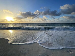 Chaises longues, serviettes de plage