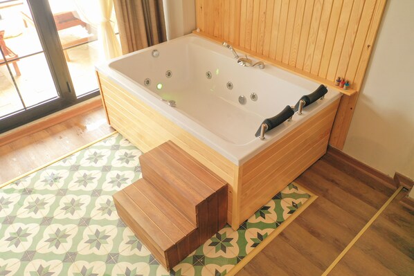 Quarto luxo | Roupas de cama premium, edredons de pluma, frigobar, cofres nos quartos