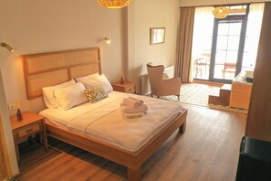 Habitación Deluxe | Ropa de cama de alta calidad, edredón y minibar 