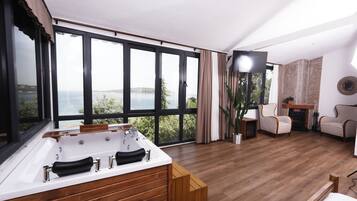 Rom – executive, 1 dobbeltseng, sjøutsikt | Sengetøy av topp kvalitet, dundyner, minibar og safe på rommet