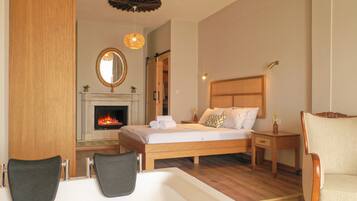 Deluxe Room | 1 bedroom, premium bedding, down comforters, minibar