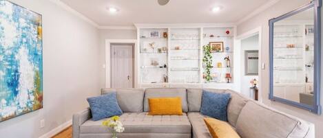 Smart-TV, Kamin, Bücher