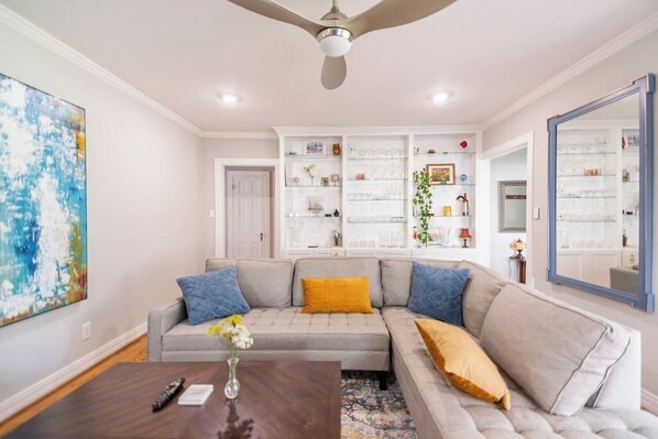 Smart-TV, Kamin, Bücher