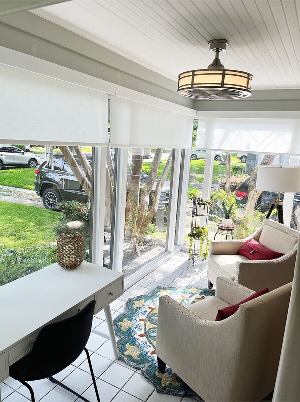 Smart TV, chimenea y libros 