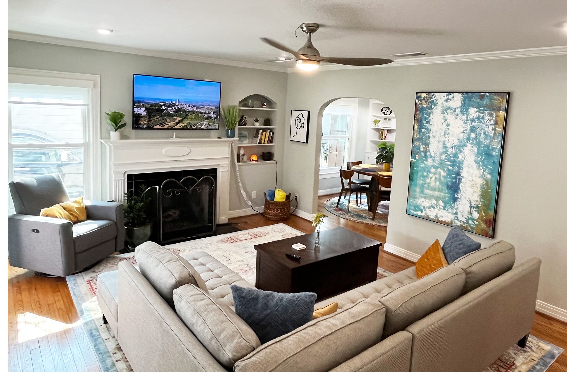 智能电视、壁炉、书