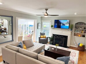 Smart TV, chimenea y libros 