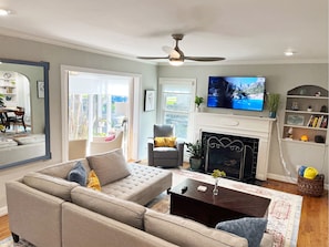 Smart TV, chimenea y libros