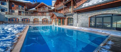 حمّام سباحة مُدفَّأ