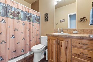 Cabin Cao cấp, 5 phòng ngủ, quang cảnh núi | Phòng tắm | Vòi sen/bồn tắm kết hợp, đồ dùng nhà tắm miễn phí, máy sấy tóc 