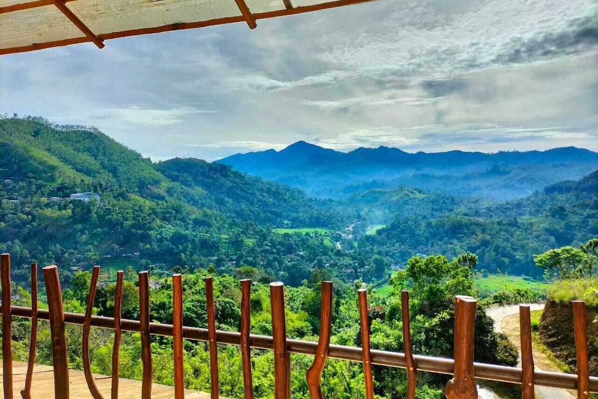 Deluxe Triple Room | Laptop workspace, iron/ironing board, free WiFi