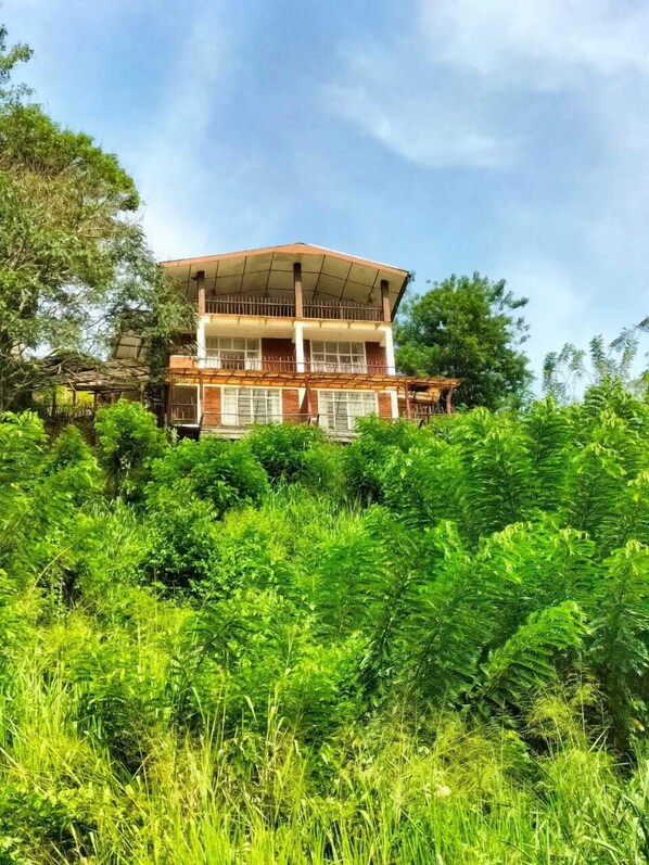 المنشأة من الخارج