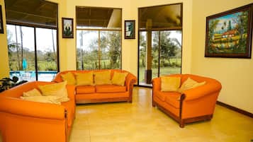 Luxury House, Multiple Bedrooms, Pool View | Ruang tamu