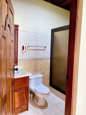 Luxury-Haus | Badezimmer | Handtücher, Seife, Shampoo, Toilettenpapier