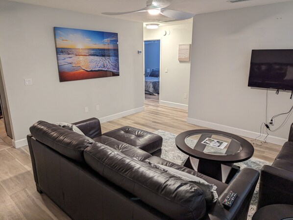 Smart TV - Quiet 2 bedroom duplex apartment in historic neighborhood, near City and Beach. (West Palm Beach)